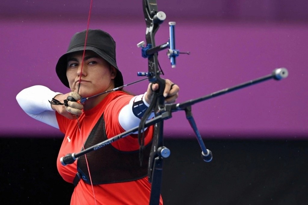 La arquera mexicana Alejandra Valencia dijo que la Conade, presidida por la ex atleta Ana Guevara, redujo su beca deportiva pese a haber conquistado una medalla de bronce, en la categoría por equipos, en los recientes Juegos Olímpicos.