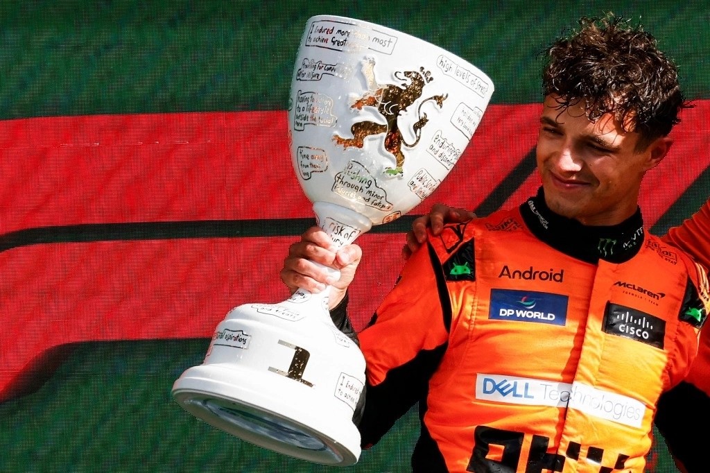 El piloto británico Lando Norris, ganador de McLaren, celebra durante la ceremonia del podio después del Gran Premio de Holanda de Fórmula Uno en el circuito de Zandvoort, en el oeste de los Países Bajos, el 25 de agosto de 2024.