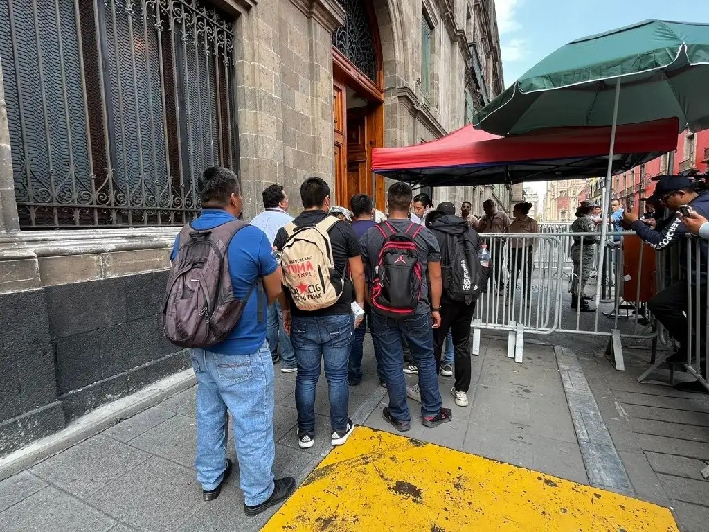 Un grupo de familiares y padres de los normalistas desaparecidos de Ayotzinapa llega a Palacio Nacional, donde sostendrán una reunión con el presidente Andrés Manuel López Obrador, en la Ciudad de México, el 27 de agosto de 2024. 