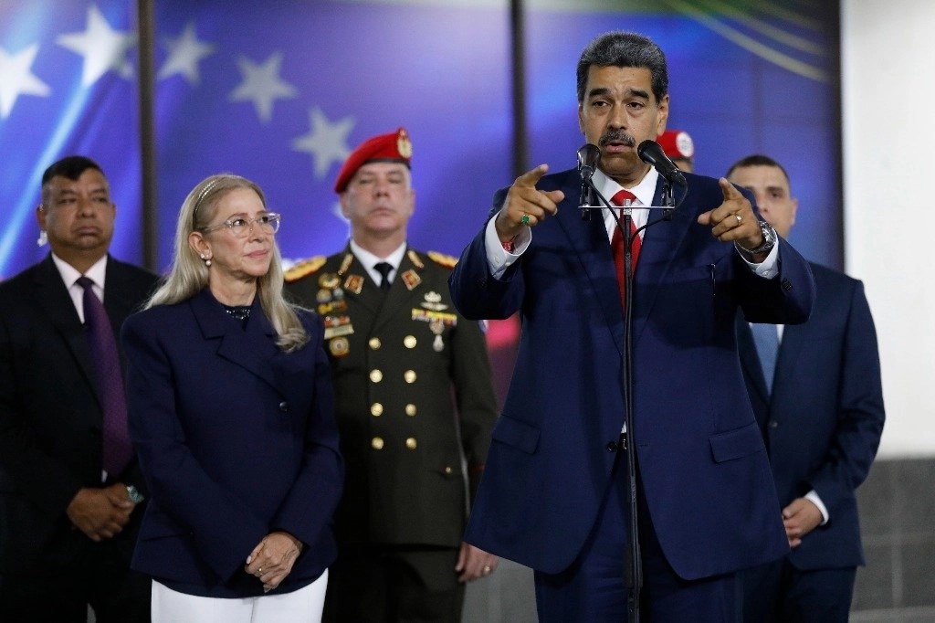 El presidente venezolano, Nicolás Maduro, habla con la prensa junto con su esposa, Cilia Flores, en la Corte Suprema en Caracas, Venezuela.