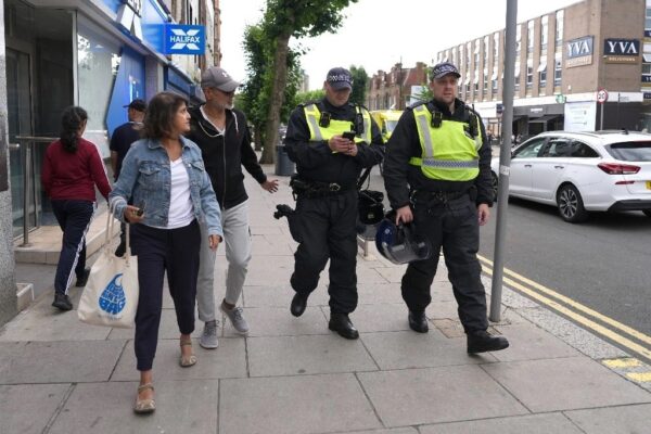 Policías realizan ronads de vigilancia en la comunidad de en North Finchley, Londres, Inglaterra, previo a una protesta contra la inmigración.