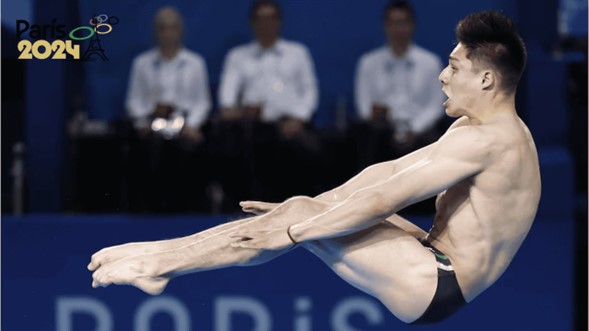 El clavadista Osmar Olvera obtiene medalla de bronce en la final masculina de trampolín de 3 metros durante los Juegos Olímpicos de París 2024, en el Centro Acuático de Saint-Denis, al norte de la capital francesa.