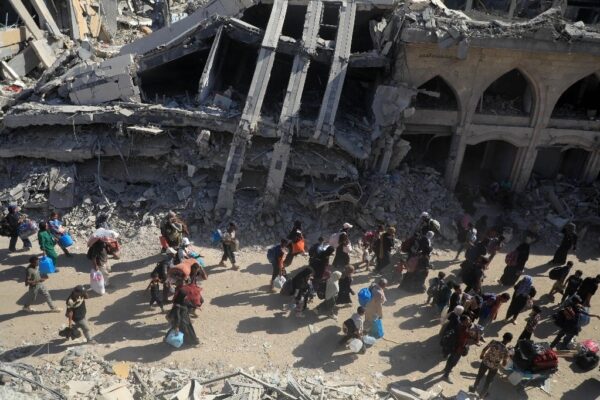 Habitantes de Jan Yunis, ciudad del enclave palestino, huyen hacia el oeste, luego de los bombardeos.