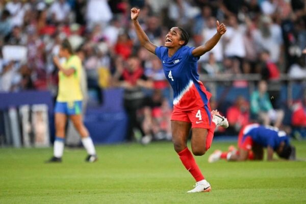 Naomi Girma celebra el final del partido ante Brasil, en el que el seleccionado estadunidense ganó la medalla de oro en los JO de París 2024.