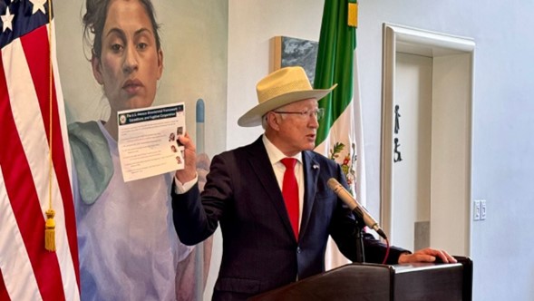 El embajador de Estados Unidos en México, Ken Salazar, durante una conferencia de prensa en su residencia, en la Ciudad de México, el 16 de agosto de 2024.