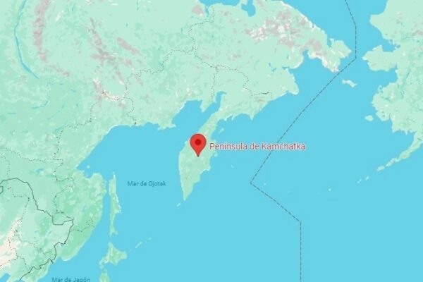 El sismo de magnitud 7 se registró a una profundidad de casi 50 kilómetros en las aguas frente a la península de Kamchatka, en el extremo oriental ruso. 