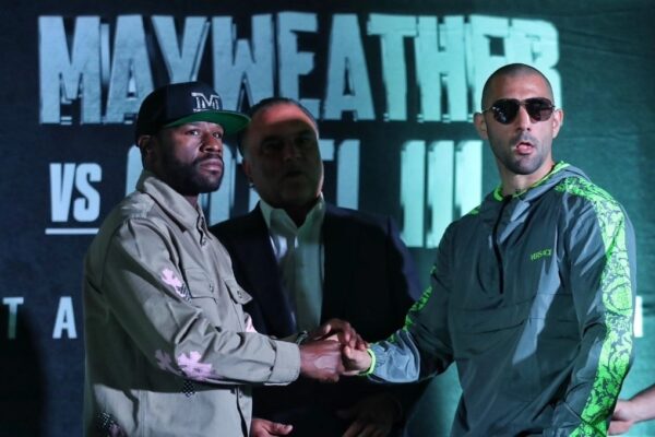 El boxeador Floyd Mayweather Jr. y Gotti III en conferencia de prensa sobre su próxima pelea, en Polanco, en la Ciudad de de México, el 21 de agosto de 2024. 