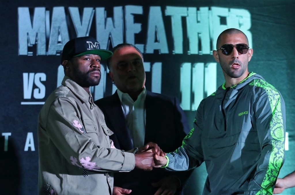 El boxeador Floyd Mayweather Jr. y Gotti III en conferencia de prensa sobre su próxima pelea, en Polanco, en la Ciudad de de México, el 21 de agosto de 2024. 