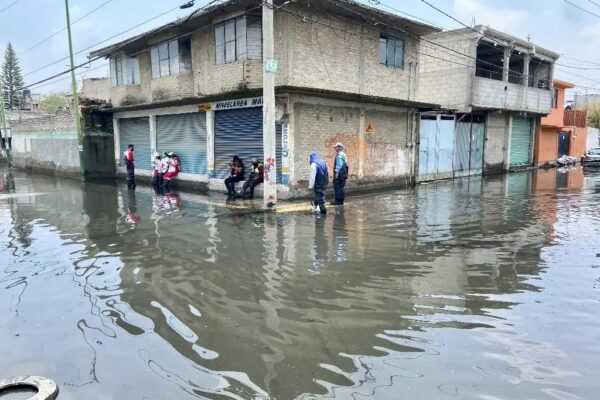 El agua estancada no cede en Chalco. José Alejandro Bautista Pérez, vecino de la calle Cempoaltecas de la colonia Culturas de México, una de las más afectadas, ya había lavado ayer y realizado la limpieza de la planta baja de su vivienda al bajar el nivel del agua, pero este domingo volvió a subir a 30 centímetros en su interior.