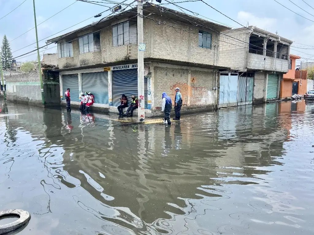 El agua estancada no cede en Chalco. José Alejandro Bautista Pérez, vecino de la calle Cempoaltecas de la colonia Culturas de México, una de las más afectadas, ya había lavado ayer y realizado la limpieza de la planta baja de su vivienda al bajar el nivel del agua, pero este domingo volvió a subir a 30 centímetros en su interior.