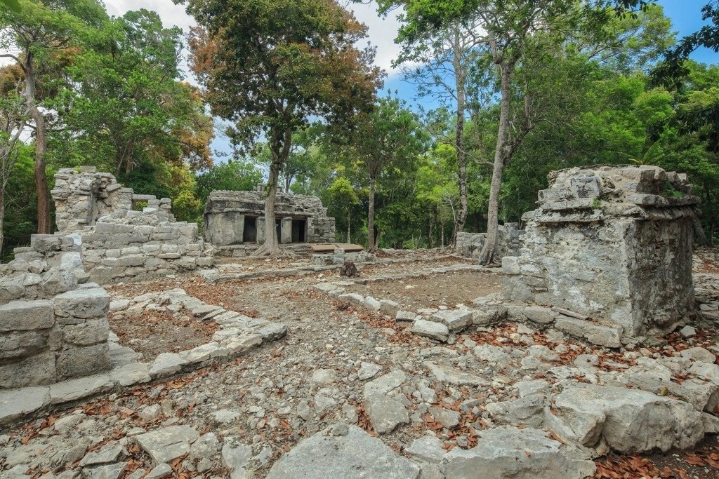 A lo largo del Tramo 4 del Tren Maya se alzan dos de las más importantes zonas arqueológicas del país: Chichén Itzá y Ek Balam, donde se han dado hallazgos relevantes para la comprensión de la cultura maya mesoamericana, con esplendor ente los años 750 a 1200 de nuestra era. 