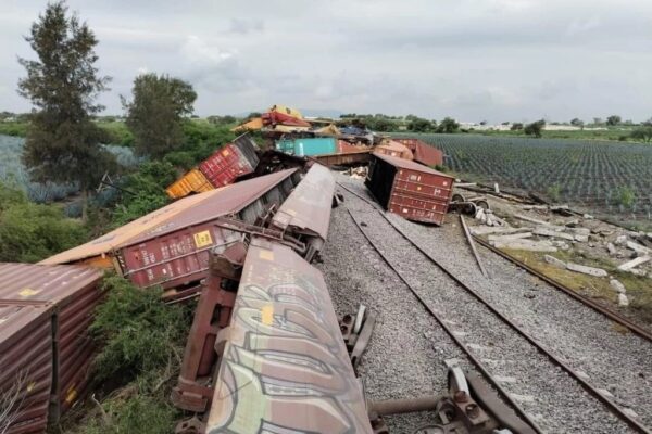 Más de 30 vagones del tren se descarrilaron en el municipio de La Barca, Jalisco, dejando un maquinista lesionado. 