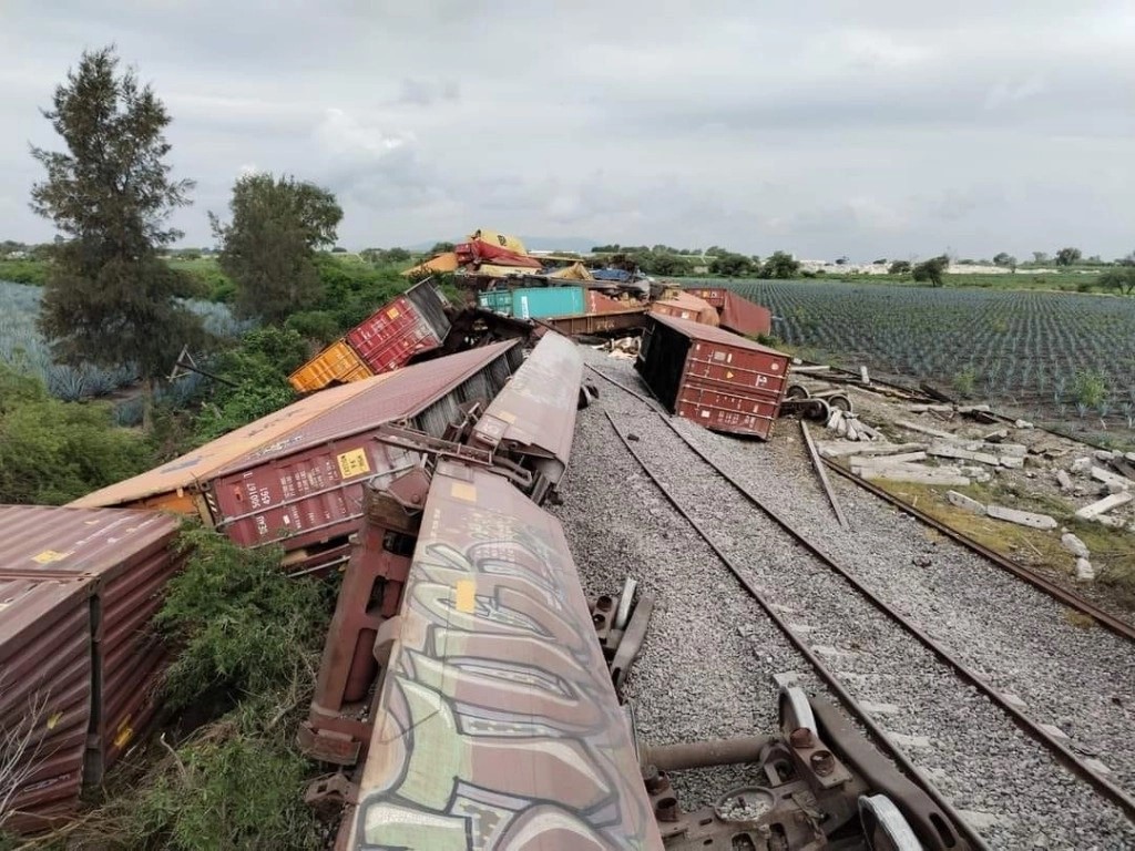 Más de 30 vagones del tren se descarrilaron en el municipio de La Barca, Jalisco, dejando un maquinista lesionado. 