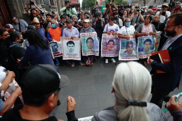 Padres y madres de los 43 normalistas de Ayotzinapa desaparecidos exigieron al Tribunal Superior de Justicia una investigación interna. 