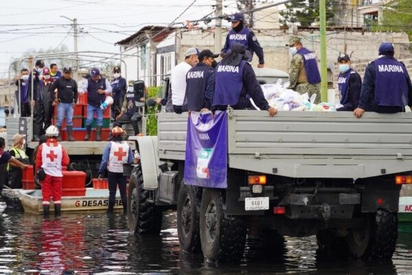 Elementos de la Secretaría de Marina arribaron ayer al municipio de Chalco, estado de México, para repartir despensas y raciones de alimentos a los pobladores damnificados por las inundaciones en las colonias Jacalones y Culturas de México.