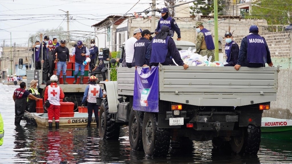 Elementos de la Secretaría de Marina arribaron ayer al municipio de Chalco, estado de México, para repartir despensas y raciones de alimentos a los pobladores damnificados por las inundaciones en las colonias Jacalones y Culturas de México.