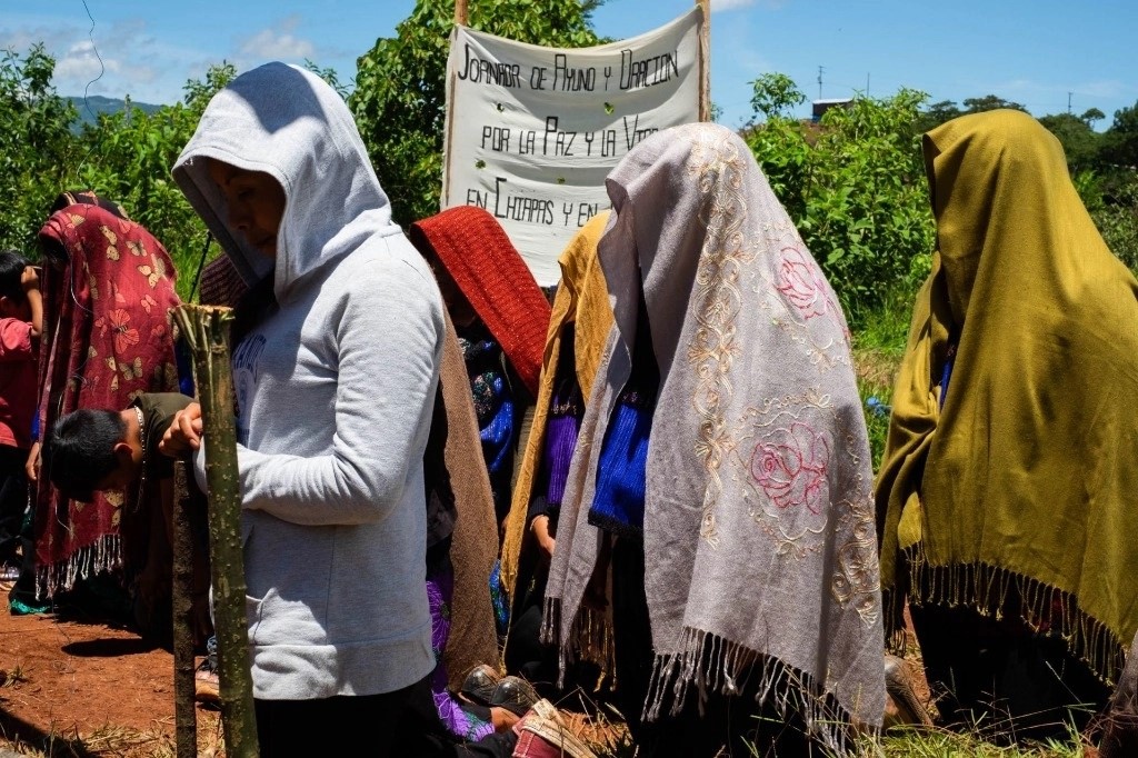 Habitantes de Pantelhó en oración ante la violencia en su comunidad.