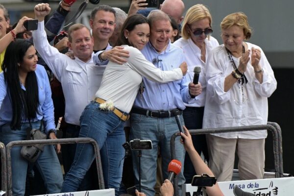 La dirigente opositora María Corina Machado y el candidarto presidencial de oposición Edmundo González, durante un mitin el pasado 30 de julio en Caracas.