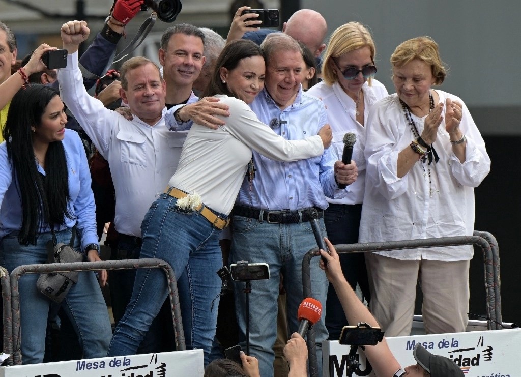 La dirigente opositora María Corina Machado y el candidarto presidencial de oposición Edmundo González, durante un mitin el pasado 30 de julio en Caracas.