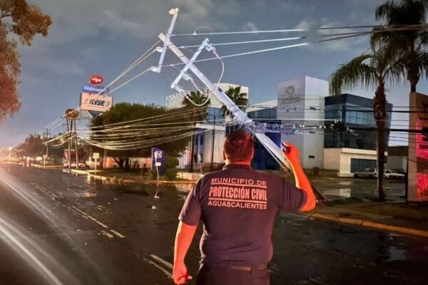 La pertinaz lluvia acompañada de fuertes vientos comenzó minutos antes de las 21:00 horas de anoche.