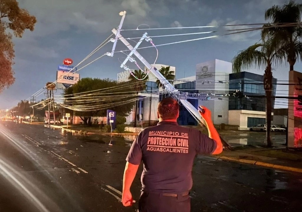 La pertinaz lluvia acompañada de fuertes vientos comenzó minutos antes de las 21:00 horas de anoche.