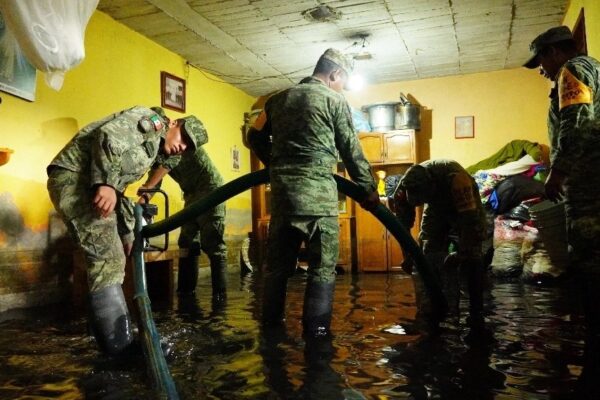 Efectivos del Ejército Mexicano desalojan aguas negras de una casa inundada en la colonia Jacalones, una de las más afectadas por las lluvias en el municipio de Chalco, estado de México.