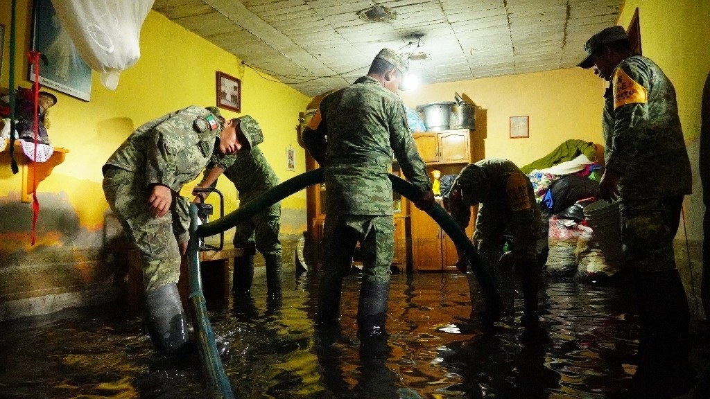 Efectivos del Ejército Mexicano desalojan aguas negras de una casa inundada en la colonia Jacalones, una de las más afectadas por las lluvias en el municipio de Chalco, estado de México.