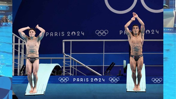 Los medallistas de plata, Juan Manuel Celaya Hernández y Osmar Olvera Ibarra, de México, posan con sus medallas después de la final de saltos sincronizados de trampolín de 3 m masculino en los Juegos Olímpicos de París 2024 en el Centro Acuático de Saint-Denis, al norte de París, el 2 de agosto de 2024.