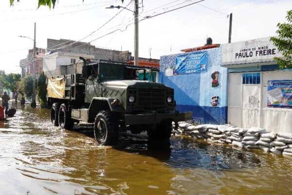 A 25 días de la inundación, el nivel del agua en las colonias Jacalones y Culturas de México volvió a subir tras las lluvias del fin de semana pasado. Aunque no hay datos oficiales, vecinos calculan que la mitad de las viviendas ya están deshabitadas. En protesta, cerraron ayer la avenida Solidaridad.