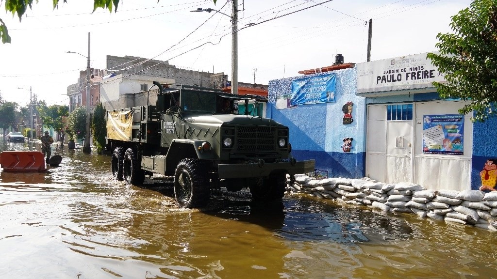 A 25 días de la inundación, el nivel del agua en las colonias Jacalones y Culturas de México volvió a subir tras las lluvias del fin de semana pasado. Aunque no hay datos oficiales, vecinos calculan que la mitad de las viviendas ya están deshabitadas. En protesta, cerraron ayer la avenida Solidaridad.