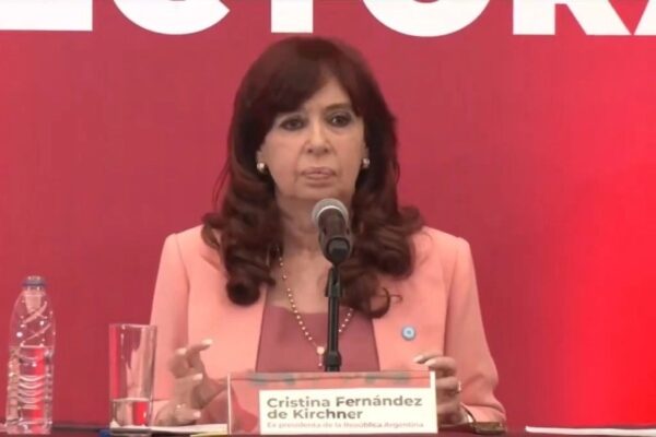 Cristina Fernández participó en la clausura de un curso organizado por el Instituto Nacional de Formación Política de Morena. 