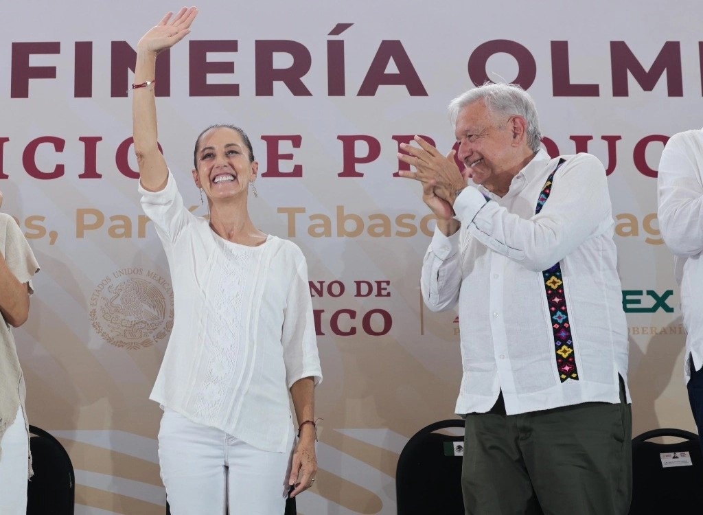 Es un día especial; ¡histórico!, resumió el presidente Andrés Manuel López Obrador. El último de los grandes proyectos icónicos de su administración está en marcha a partir de este sábado: la Refinería Olmeca, en la comunidad de Dos Bocas, en su estado, en su agua, como lo define. Una suerte de buque insignia en sus esfuerzos por recuperar el sector energético que resultó tan golpeado en los tiempos del neoliberalismo. Invitada al acto de arranque de operaciones de esta refinería, la virtual presidenta electa, Claudia Sheinbaum, elogió la política energética de esta administración. Decían que no se podía construir una refinería y hoy inició operaciones la mejor obra de ingeniería civil, petroquímica petrolera. Con voluntad y tesón, sin corrupción y mucha convicción, el presidente López Obrador nos ha enseñado que todo es posible, afirmó. Ante cientos de trabajadores de las diversas empresas que participaron en la construcción, la próxima mandataria hizo un esbozo de su política energética: mi gobierno va a continuar con el legado de López Obrador. Seguiremos fortaleciendo la política petrolera en México. Ese orgullo nacional que nos heredó Lázaro Cárdenas y nos devolvió el presidente López Obrador. Ofreció que mantendrá los esfuerzos para consolidar la autosuficiencia energética, mediante una mayor eficiencia en la operación de las refinerías que permita eliminar el 2 por ciento de importación de gasolinas que dejará el actual gobierno y se impulsará la industria petroquímica y la producción de fertilizantes. Adelantó también que se consolidará la recuperación de la Comisión Federal de Electricidad (CFE) y de Pemex, y anunció la continuidad de la política de no subir, en términos reales, los precios de las gasolinas ni de la energía eléctrica. Además de fortalecer estas empresas, tenemos un proyecto para aumentar la producción de energías renovables, siempre defendiendo la soberanía nacional. Todos debemos entender en el país que a nadie conviene la debilidad de nuestras empresas energéticas. Por ello, es un error considerar que la generación de energía eléctrica de la CFE y de producción de petróleo y refinación de Pemex se cataloguen como monopolios. No es monopolio la producción soberana, por lo que a estas empresas no se les puede tratar como a cualquier firma de mercado, subrayó. En este contexto, descalificó la política energética neoliberal que, dijo, sobrexplotó irracionalmente el yacimiento de Cantarell, al punto de extraer en ese periodo 3.4 millones de barriles diarios. En paralelo, señaló, se abandonaron las refinerías, lo que propició que, en su momento, el movimiento que ahora encabeza López Obrador desde la Presidencia comenzara las movilizaciones contra el desmantelamiento de Pemex para oponerse a la privatización generalizada que impulsaron aquellos gobiernos. El Presidente reconoció a los trabajadores que coadyuvaron en la construcción de la refinería. Quiero agradecer a todos los que participaron en esta obra, apuntó, antes de recordar que este proyecto se concibió desde los tiempos en que encabezaba a la oposición y se delineó en 2018. Un video de Pemex recogió algunos de los momentos en que, en ese año, López Obrador anunciaba el proyecto: contra viento y marea se va a construir.