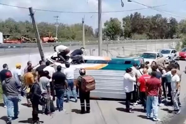 Autoridades iniciaron el proceso jurídico-administrativo para revocar la concesión de transporte a la combi que volcó ayer en Ecatepec. 