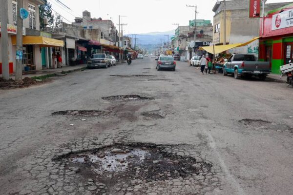 Ante el olvido de las autoridades, taxistas y ciudadanos tapan hoyos con concreto y tierra.