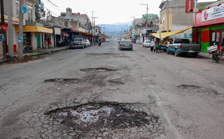 Ante el olvido de las autoridades, taxistas y ciudadanos tapan hoyos con concreto y tierra.