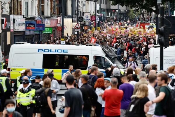 Ayer se llevaron a cabo manifestaciones en varias ciudades británicas para apoyar la migración y como reacción a desmanes y protestas de la ultraderecha, atizadas por noticias falsas sobre que el asesinato de tres niñas fue cometido por un solicitante de asilo. “Los refugiados son bienvenidos” y “no al fascismo”, gritaron. La imagen, en Londres. 