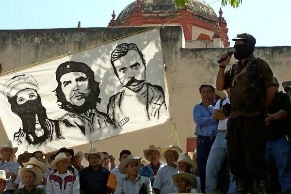 Las buscadoras, subrayó Marcos, “no sólo buscan a sus ausentes, también buscan la vergüenza, la dignidad y la humanidad que se perdieron con un puesto gubernamental, un renglón en la tabla Excel del pago en nómina por claudicaciones”. 