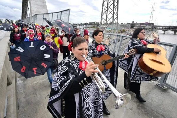 Los latinos con derecho a sufragar son 36 millones, más del doble que en el 2000, de acuerdo con Pew Research Center. Mientras la postura en migración de Donald Trump está definida, la campaña de Kamala Harris trabaja en posicionar sus argumentos, ya que no dará los votos por seguros. En los seis estados claves, 63 por ciento percibe el costo de la vida como el tema más importante.