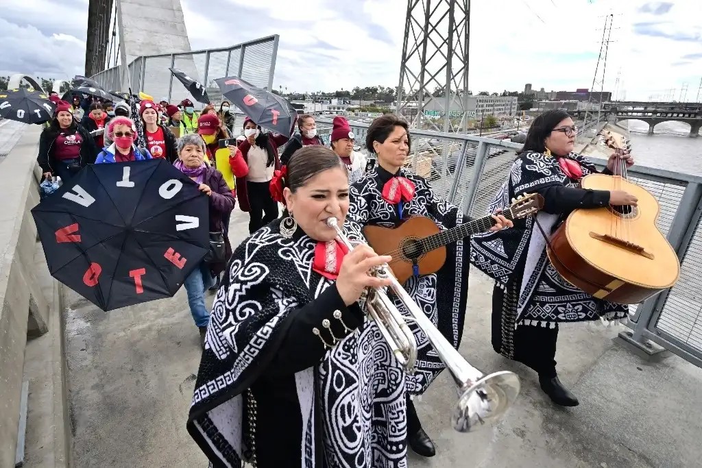 Los latinos con derecho a sufragar son 36 millones, más del doble que en el 2000, de acuerdo con Pew Research Center. Mientras la postura en migración de Donald Trump está definida, la campaña de Kamala Harris trabaja en posicionar sus argumentos, ya que no dará los votos por seguros. En los seis estados claves, 63 por ciento percibe el costo de la vida como el tema más importante.