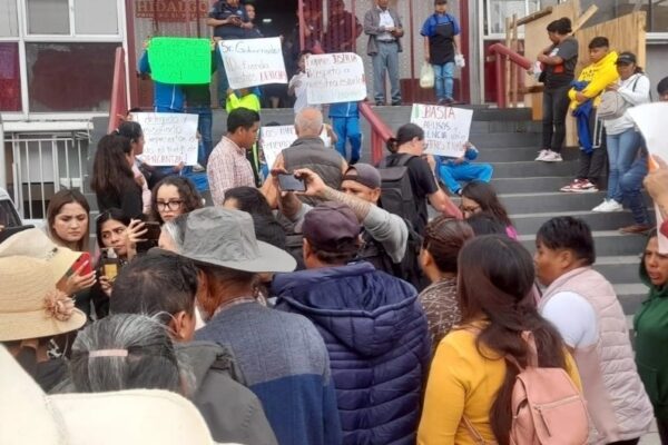 Padres de familia de la primaria La Reforma en el municipio de Francisco I. Madero denunciaron el intento de despojo de un predio donde realizan actividades deportivas.