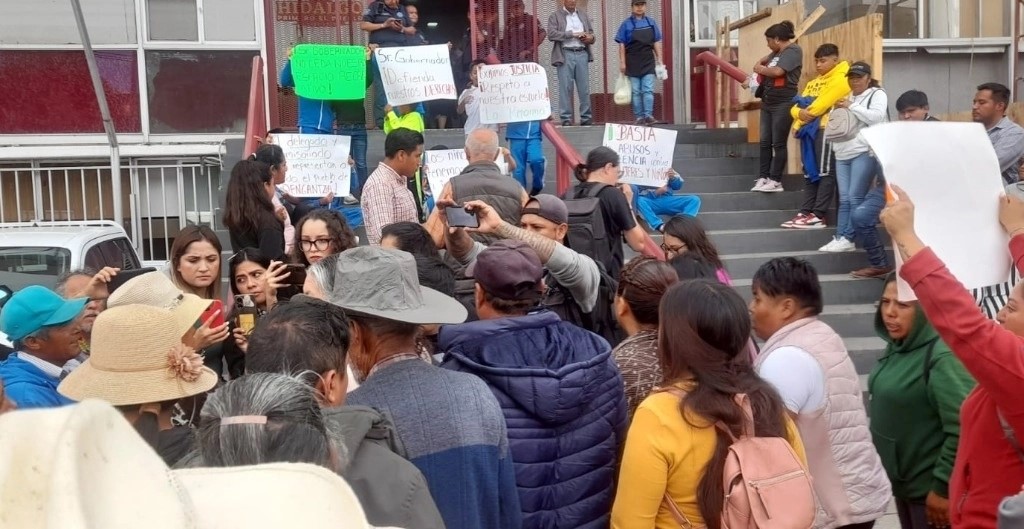 Padres de familia de la primaria La Reforma en el municipio de Francisco I. Madero denunciaron el intento de despojo de un predio donde realizan actividades deportivas.