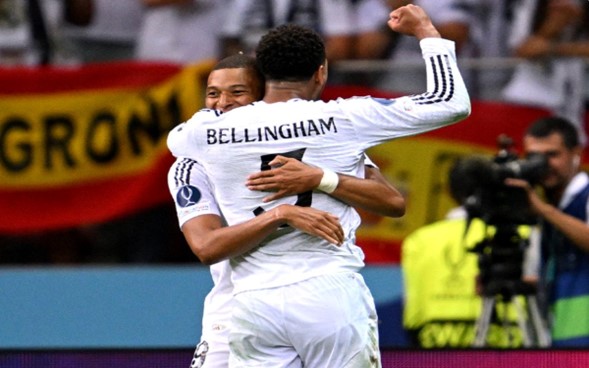 El conjunto merengue, campeón de la Champions League, se impuso 2-0 a Atalanta, monarca de la Europa League, en el Estadio Nacional de la capital polaca, gracias a los tantos de Federico Valverde y Kylian Mbappé, quien tuvo una inmejorable presentación con el club blanco.