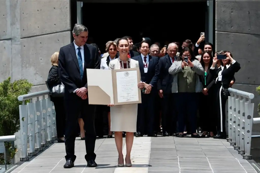 Claudia Sheinbaum muestra su constancia de mayoría que la acredita como Presidenta Electa de los Estados Unidos Mexicanos, acompañada de su esposo Jesús María Tarriba, al término de la sesión solemne en el TEPJF, en la Ciudad de México, el 15 de agosto de 2024.