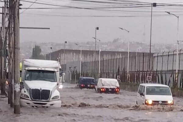 Varios puntos del municipio presentan anegaciones; además se registró una inundación en ambos sentidos a la altura del centro comercial Plaza Coacalco.