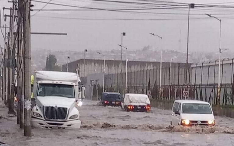 Varios puntos del municipio presentan anegaciones; además se registró una inundación en ambos sentidos a la altura del centro comercial Plaza Coacalco.