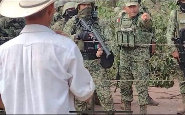 Militares que fueron increpados por pobladores de Chicomuselo.