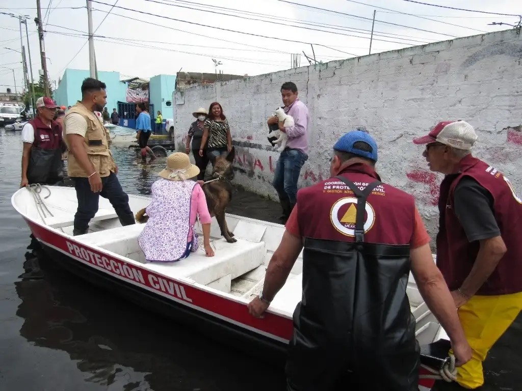 La gobernadora del Estado de México, maestra Delfina Gómez Álvarez, habilitó albergues e instruyó a brigadas de bienestar para proteger a animales tras inundaciones en Chalco. 