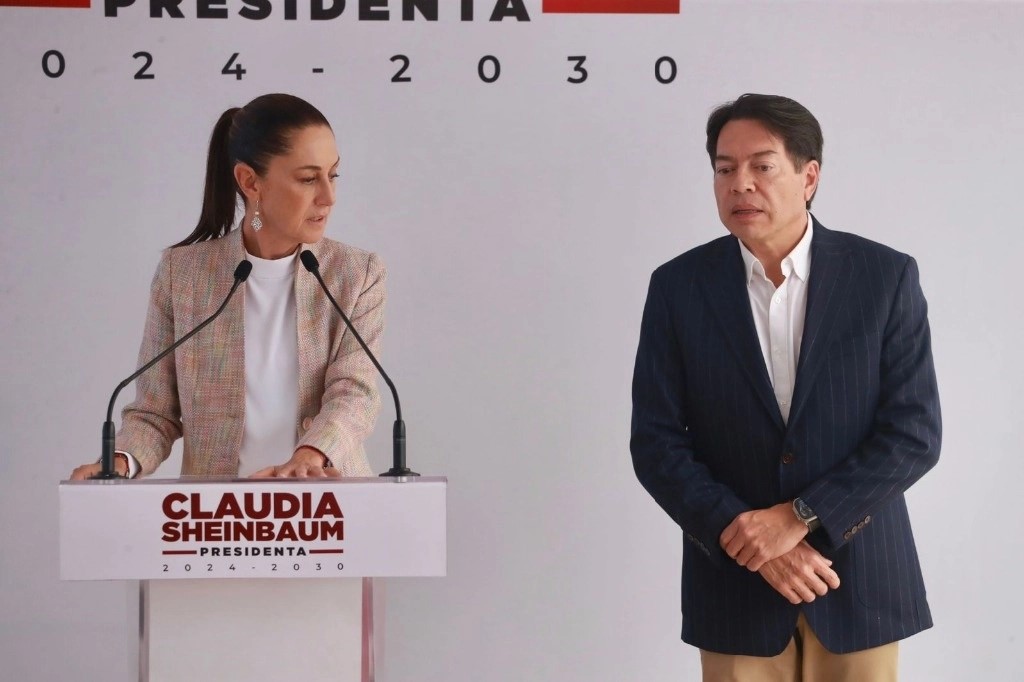 a presidenta electa Claudia Sheinbaum, acompañada de Mario Delgado, presidente nacional de Morena y próximo titular de SEP, ofrecen conferencia en su casa de transición, ubicada en la alcaldía Iztapalapa, en la Ciudad de México, el 20 de agosto de 2024. 