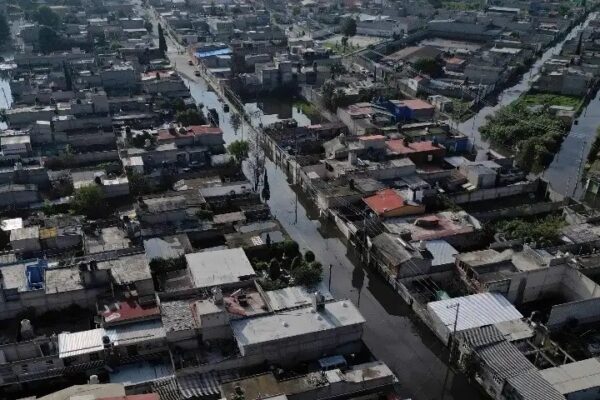 Pocos son los pobladores de las dos colonias afectadas, Jacalones y Culturas de México, que han accedido a acudir a los cuatro albergues dispuestos por el gobierno local ante la emergencia sanitaria, por lo que vecinos de zonas no inundadas se han organizado para preparar y repartir en lanchas desayunos, comidas y cenas calientes a quienes no han querido abandonar sus viviendas por temor a la rapiña y a perder lo poco que les queda. 