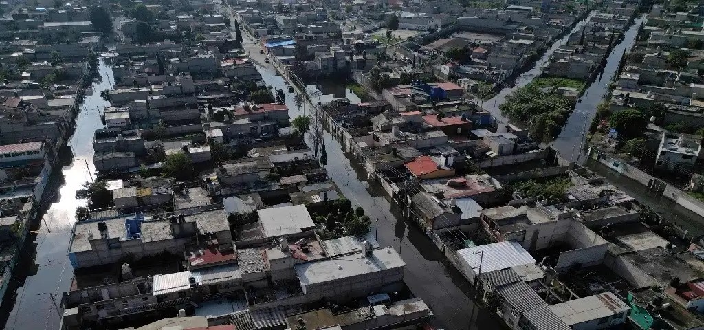 Pocos son los pobladores de las dos colonias afectadas, Jacalones y Culturas de México, que han accedido a acudir a los cuatro albergues dispuestos por el gobierno local ante la emergencia sanitaria, por lo que vecinos de zonas no inundadas se han organizado para preparar y repartir en lanchas desayunos, comidas y cenas calientes a quienes no han querido abandonar sus viviendas por temor a la rapiña y a perder lo poco que les queda. 